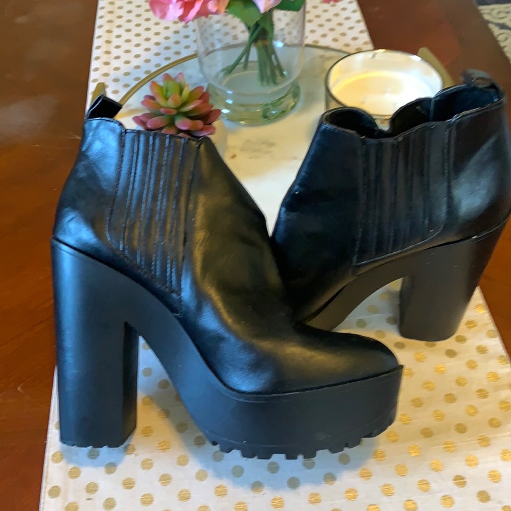 Kendall & Kylie Madden girl black heeled boot. Size 9.5